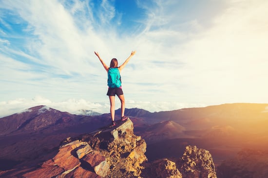 mulher no topo da montanha